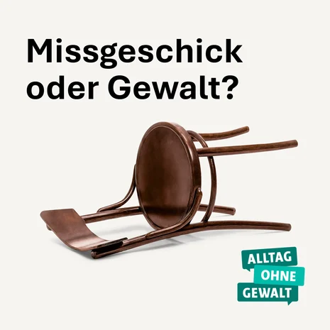 Motiv „Missgeschick oder Gewalt?“: Umgekippter Holzstuhl auf hellem Hintergrund. Text: „Gewalt erkennen hilft, sie zu verhindern. Weitere Informationen und Hilfsangebote unter: gewaltschutz.sachsen.de“. Logo „Alltag ohne Gewalt“.