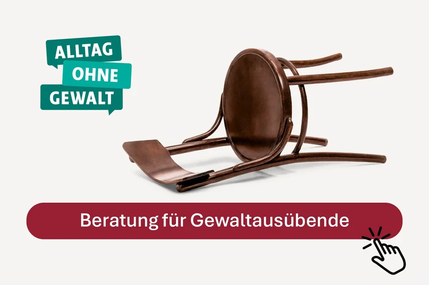 Headergrafik: Logo „Alltag ohne Gewalt“ neben einem umgekippten Holzstuhl auf hellem Hintergrund. Darunter violetter Button mit Text „Beratung für Gewaltausübende“ sowie Handcursor-Symbol zum Anklicken.
