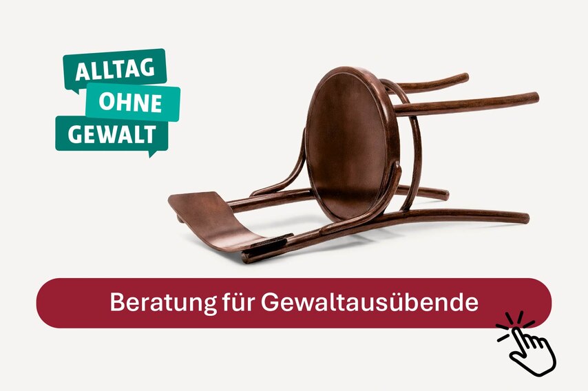 Headergrafik: Logo „Alltag ohne Gewalt“ neben einem umgekippten Holzstuhl auf hellem Hintergrund. Darunter violetter Button mit Text „Beratung für Gewaltausübende“ sowie Handcursor-Symbol zum Anklicken.