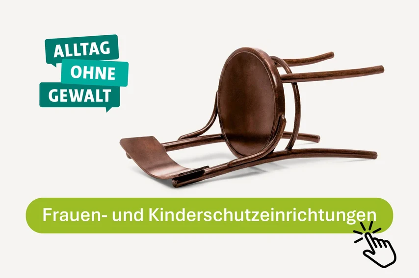 Headergrafik: Logo „Alltag ohne Gewalt“ neben einem umgekippten Holzstuhl auf hellem Hintergrund. Darunter grüner Button mit Text „Frauen- und Kinderschutzeinrichtungen“ sowie Handcursor-Symbol zum Anklicken.
