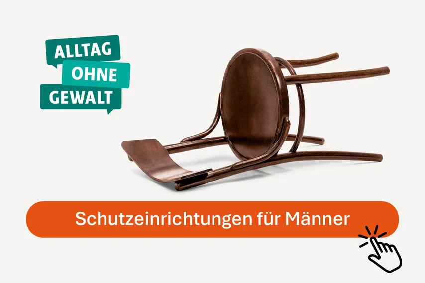 Headergrafik: Logo „Alltag ohne Gewalt“ neben einem umgekippten Holzstuhl auf hellem Hintergrund. Darunter orangefarbener Button mit Text „Schutzeinrichtungen für Männer“ sowie Handcursor-Symbol zum Anklicken.
