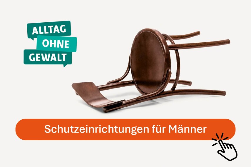 Headergrafik: Logo „Alltag ohne Gewalt“ neben einem umgekippten Holzstuhl auf hellem Hintergrund. Darunter orangefarbener Button mit Text „Schutzeinrichtungen für Männer“ sowie Handcursor-Symbol zum Anklicken.