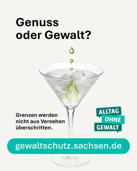Plakat mit der Frage „Genuss oder Gewalt?“. Zentral steht ein Martiniglas mit Eis, in das grüne Tropfen (K.-o.-Tropfen) fallen. Unten stehen der Satz „Grenzen werden nicht aus Versehen überschritten“, das Logo „Alltag ohne Gewalt“ und gewaltschutz.sachsen