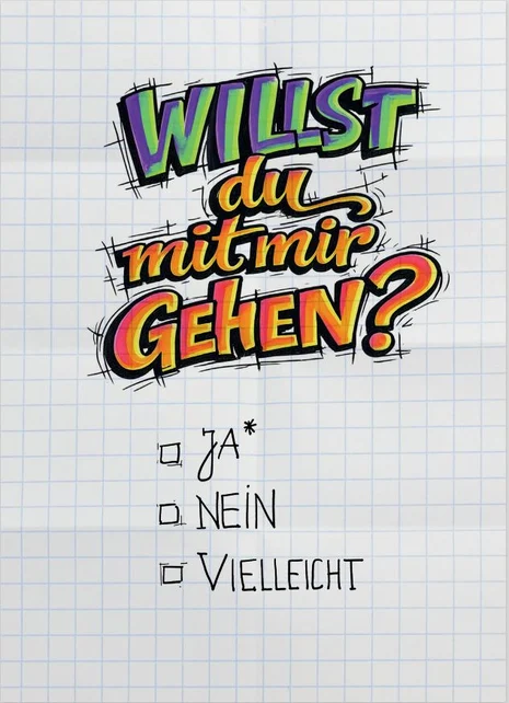 Handgeschriebene Frage auf kariertem Papier: ‚Willst du mit mir gehen?‘ mit Antwortmöglichkeiten: Ja, Nein, Vielleicht.