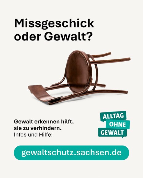 Plakat „Missgeschick oder Gewalt?“: Umgekippter Holzstuhl auf hellem Hintergrund. Text: „Gewalt erkennen hilft, sie zu verhindern. Weitere Informationen und Hilfsangebote unter: gewaltschutz.sachsen.de“. Logo „Alltag ohne Gewalt“.