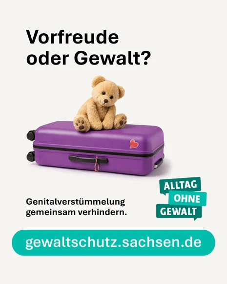 Kampagnenplakat gegen Genitalverstümmelung mit der Überschrift „Vorfreude oder Gewalt?“. Zentral ist ein lila Koffer mit einem Teddybär darauf zu sehen. Unten stehen Hilfehinweise, das Logo „Alltag ohne Gewalt“ und das Staatsministerium Sachsen.