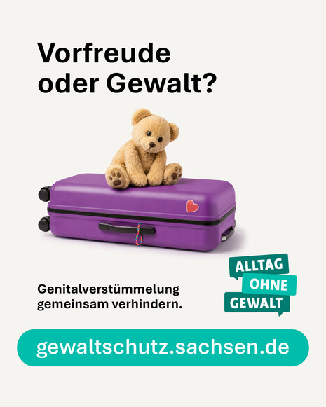 Kampagnenplakat gegen Genitalverstümmelung mit der Überschrift „Vorfreude oder Gewalt?“. Zentral ist ein lila Koffer mit einem Teddybär darauf zu sehen. Unten stehen Hilfehinweise, das Logo „Alltag ohne Gewalt“ und das Staatsministerium Sachsen.