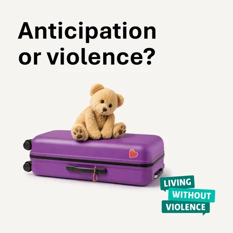 Englische Version des Plakats mit der Frage „Anticipation or violence?“. Zentral ist ein lila Koffer mit einem Teddybär darauf abgebildet. Unten rechts befindet sich das grüne Logo „LIVING WITHOUT VIOLENCE“.