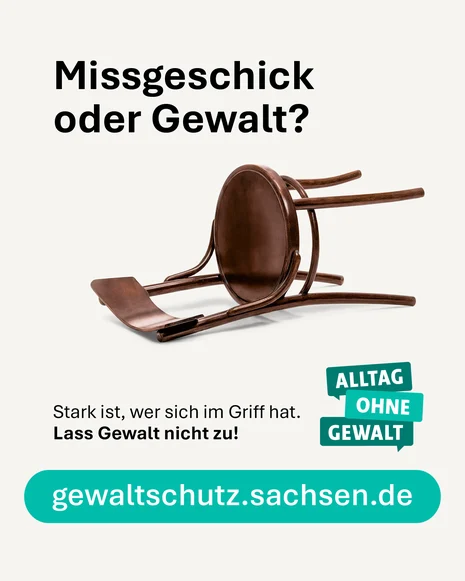 Umgekippter Holzstuhl mit Text: ‚Missgeschick oder Gewalt? Stark ist, wer sich im Griff hat. Lass Gewalt nicht zu!‘ und Logo ‚Alltag ohne Gewalt‘ mit Link zu gewaltschutz.sachsen.de.